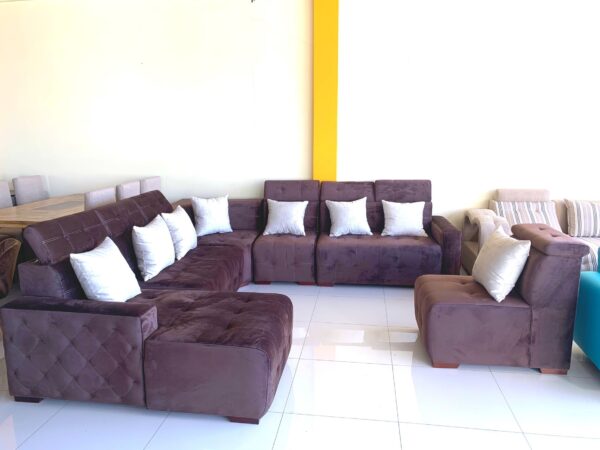 Sala esquinera café oscuro grande, cabeceras reclinables, cama